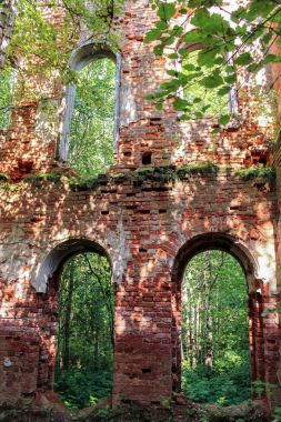 Eski bir manastır duvarına.