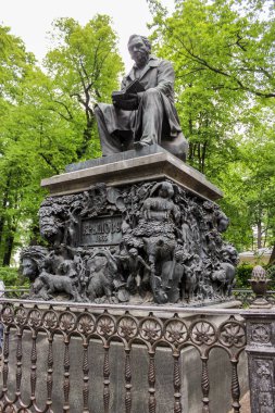 Krilov anıt sanatsal kaide üzerinde.