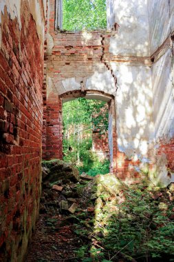 Antik duvarlar sıva izleri ile.