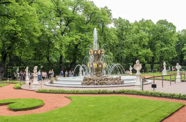 Fuente de corona de parque grande . — Foto de Stock