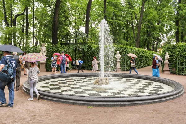 La gente en el parque está bajo la lluvia . — Foto de Stock