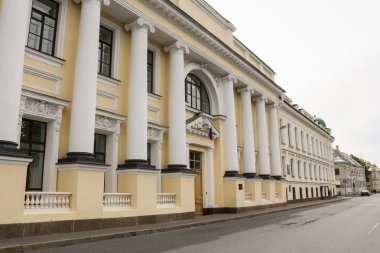 Sütunlar ile bir bina.