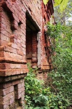 Kırmızı tuğla yapılmış kısma duvar.