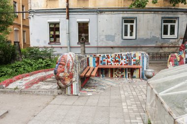Mozaik Bank avlusunda.