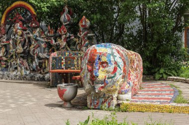 Bahçedeki mozaik nesneleri.