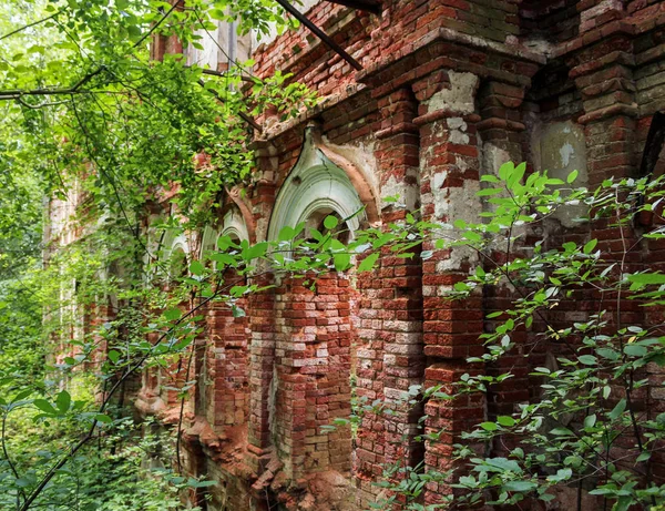 Antiguo monasterio en el bosque . — Foto de Stock
