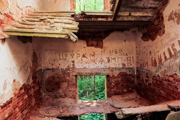 Ruined flights of stairs. — Stock Photo, Image