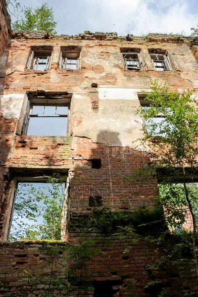 Pencere açıklıkları çerçevelerde kalıntıları.