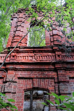 Bas-reliefs eski bir manastır duvarlarında.