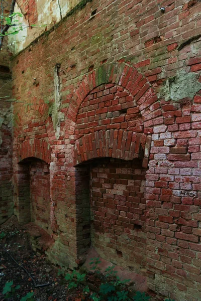 Cihlová zeď kláštera. — Stock fotografie