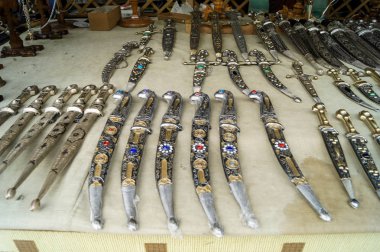 Hatıra hançerleri ile sayaç.