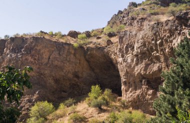Dağ mağaranın girişi.