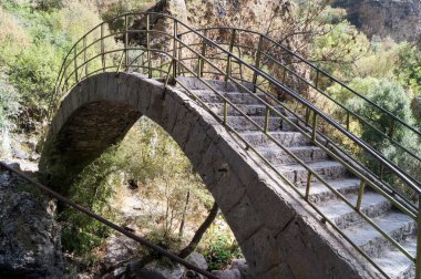 Kavisli taş köprü.