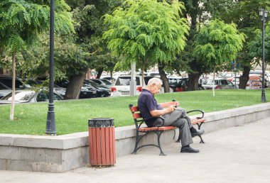 Bir bankta yaşlı bir adam.