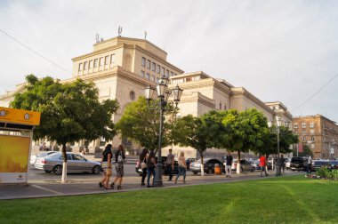 Kaldırımdaki insanlar.