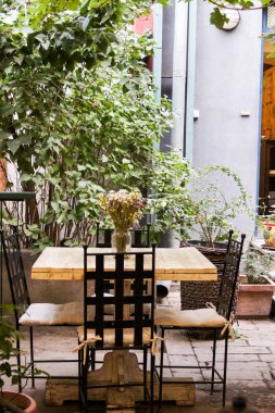 Sandalyeli küçük masa.