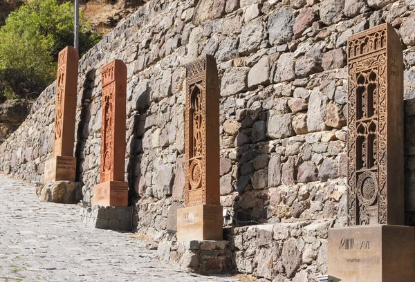 Monumentos de piedra a lo largo del muro . — Foto de Stock