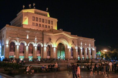 Ulusal Müze yakınlarındaki insanlar.