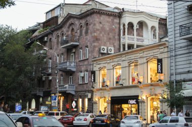 Binalar yakınındaki arabalar.