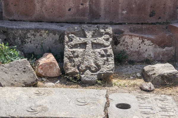 Древний камень с крестом . — стоковое фото