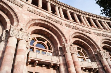 Binanın cephesinde kemerli.