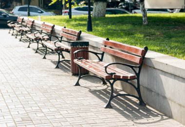 Parapet boyunca banklar.