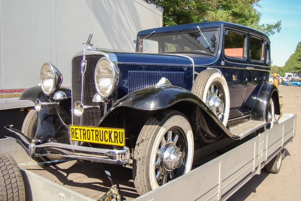 Carro retro em um trailer . — Fotografia de Stock