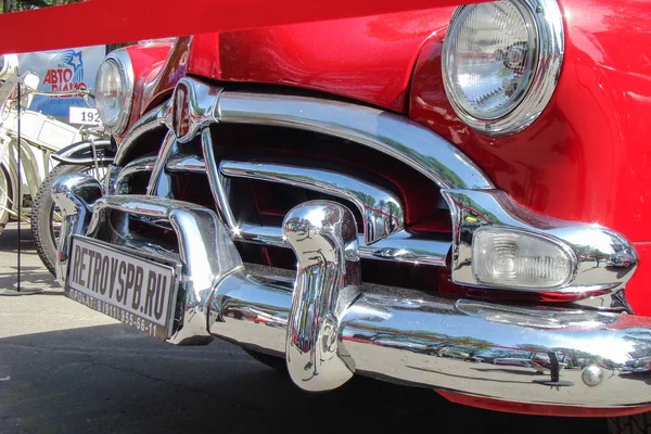 Potente cromado parachoques coche retro . — Foto de Stock