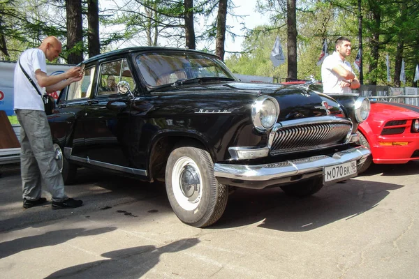 Visitantes perto do carro . — Fotografia de Stock