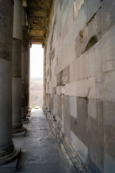 Passaggio tra il muro e le colonne . — Foto Stock