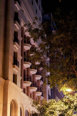 Işıklandırılmış ev Balkonlu.