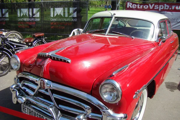 Czerwony samochód retro. — Zdjęcie stockowe