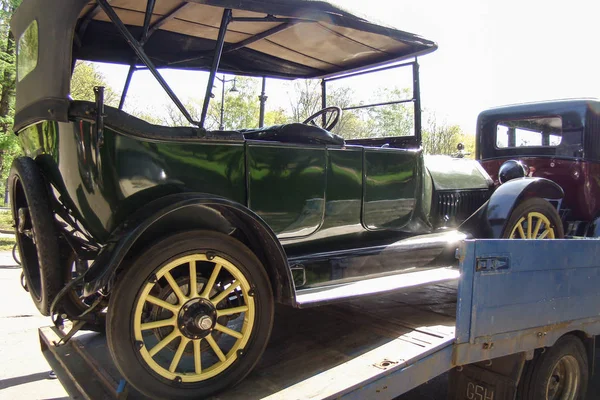 Transporte de un coche retro . — Foto de Stock