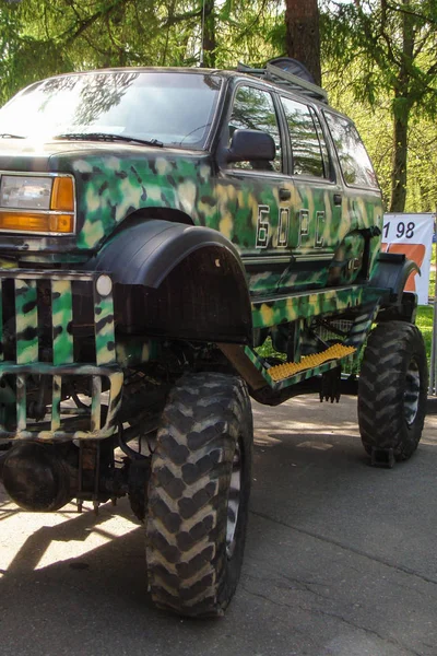 Car with lift. — Stock Photo, Image