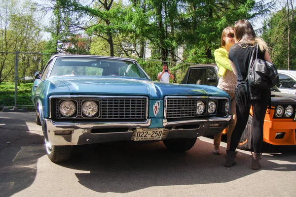 Kvinnor nära retro bilen. — Stockfoto