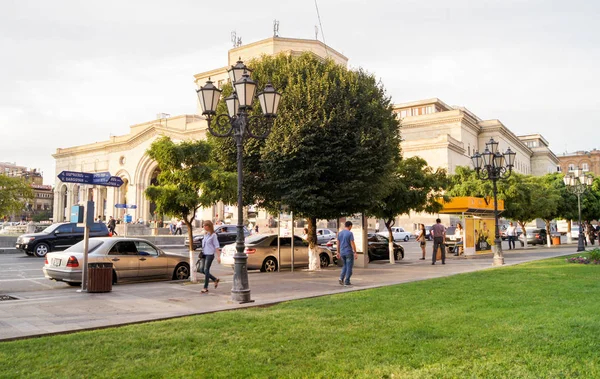 Pessoas na cidade. — Fotografia de Stock