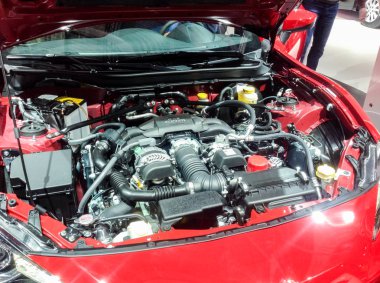 arabanın motor bölmesi.