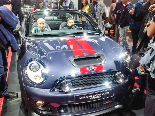 Adolescentes en Mini Cooper . — Foto de Stock