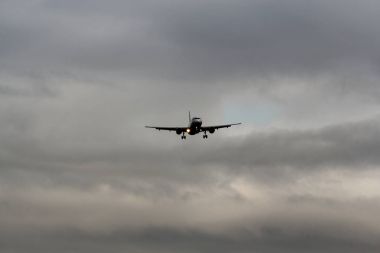 Yayımlanan şasi uçakla.