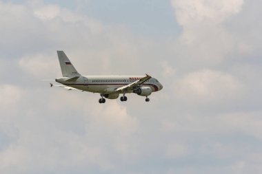 Gökyüzünde bir yolcu uçak.