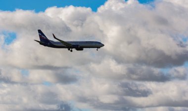 Uçak gökyüzünde uçuyor..