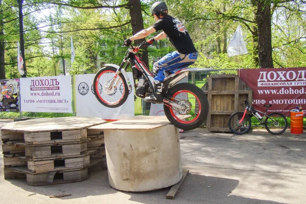 Biker hoppar på struktur. — Stockfoto