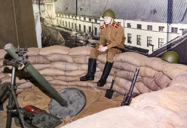 Bir asker bir harç yuvaya.