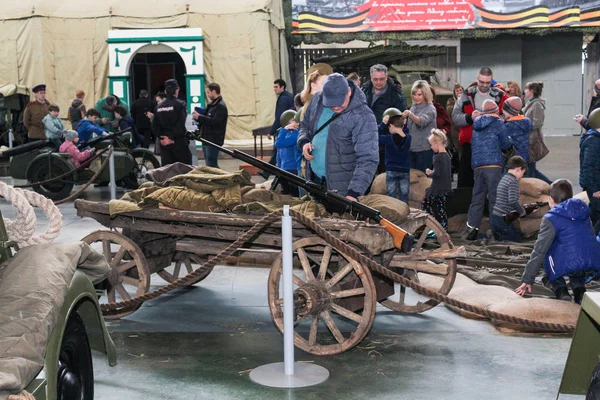 Посетитель у тележки с противотанковой винтовкой . — стоковое фото