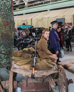 Bir sepeti bir tanksavar tüfeği ile bir kız.