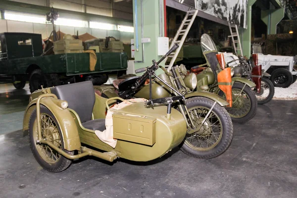 Una moto militar con un cochecito . — Foto de Stock