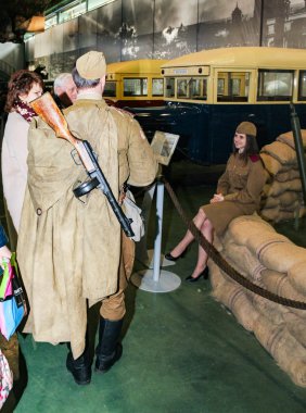 Arkasından bir hafif makineli tüfek ile bir asker.