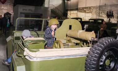 Makineli tüfek Maxim arkasında çocuk.