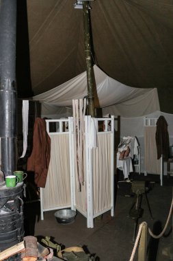 Perdenin arkasındaki cerrahi bölümü.