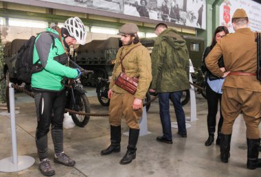 Askerlerle ziyaret edenler.